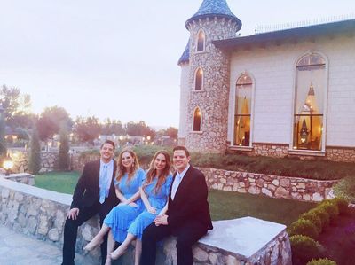 Foto: Wanita Kembar Identik yang Menikahi Pria Serupa, Kini Hamil Bersamaan