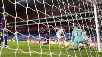 Dalam periode 15 menit terakhir, Coutinho sanggup berperan aktif dalam tiga gol Bayern ke gawang Barca lewat satu assist dan dua gol. (Foto: AP/Manu Fernandez)