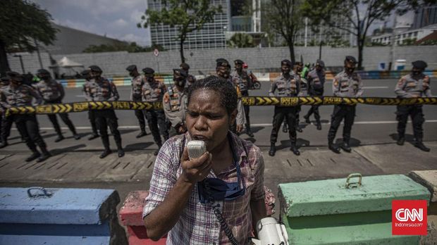 Massa yang tergabung dalam Front Rakyat Indonesia untuk West Papua dan Aliansi Mahasiswa Papua melakukan aksi unjuk rasa di depan kedutaan besar Amerika Serikat di Jakarta, Sabtu, 15 Agustus 2020. Aksi tersebut dilakukan dalam rangka peringatan 58 tahun penandatanganan perjanjian New Yorkantara Indonesia dan Belanda yang melibatkan Amerika Serikat. CNN Indonesia/Bisma Septalisma