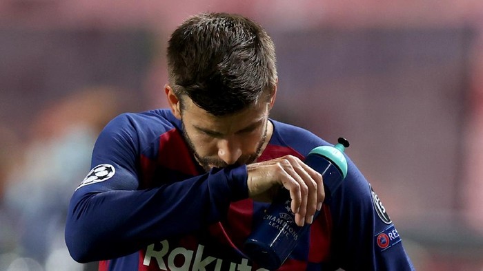 LISBON, PORTUGAL - AUGUST 14: Gerard Pique of FC Barcelona looks dejected following his teams defeat in the UEFA Champions League Quarter Final match between Barcelona and Bayern Munich at Estadio do Sport Lisboa e Benfica on August 14, 2020 in Lisbon, Portugal. (Photo by Rafael Marchante/Pool via Getty Images)