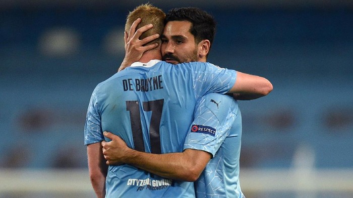 MANCHESTER, ENGLAND - AUGUST 07: Kevin De Bruyne of Manchester City embraces Ilkay Gundogan of Manchester City following the UEFA Champions League round of 16 second leg match between Manchester City and Real Madrid at Etihad Stadium on August 07, 2020 in Manchester, England. (Photo by Oli Scarff/Pool via Getty Images)