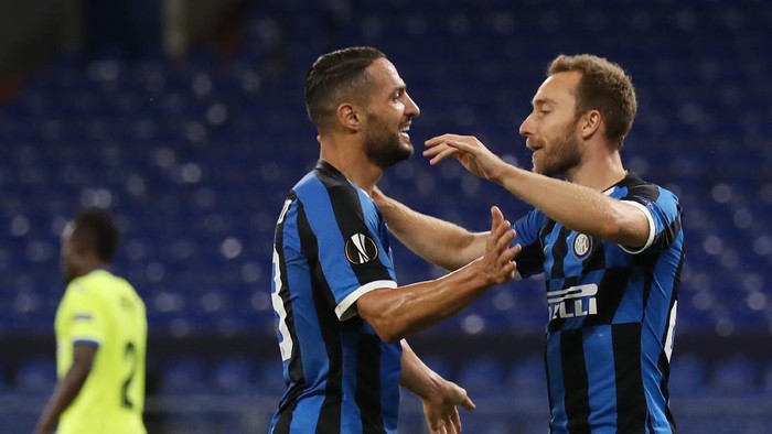 GELSENKIRCHEN, GERMANY - AUGUST 05: Christina Eriksen of Inter Milan celebrates after scoring his sides second goal with Danilo DAmbrosio during the UEFA Europa League round of 16 single-leg match between FC Internazionale and Getafe CF at Arena AufSchalke on August 05, 2020 in Gelsenkirchen, Germany.  (Photo by Lars Baron/Getty Images)