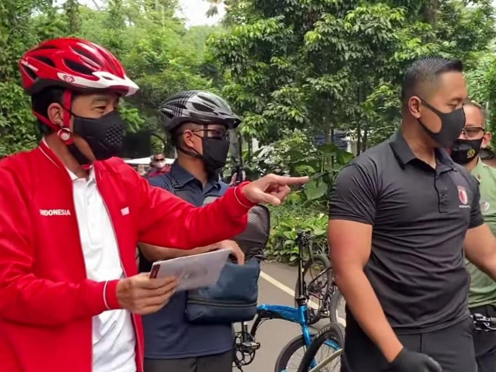 Bareng Kaesang, Jokowi Gowes dan Bagi-bagi Masker di Kebun Raya Bogor
