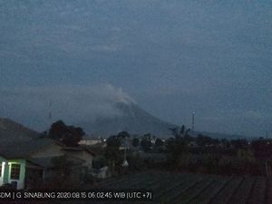 Masih Siaga, Gunung Sinabung Keluarkan Asap Tebal dari Kawah