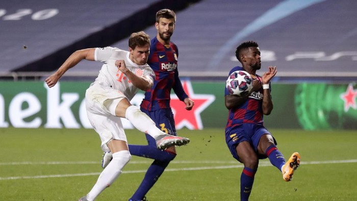 LISBON, PORTUGAL - AUGUST 14: Leon Goretzka of FC Bayern Munich shoots during the UEFA Champions League Quarter Final match between Barcelona and Bayern Munich at Estadio do Sport Lisboa e Benfica on August 14, 2020 in Lisbon, Portugal. (Photo by Manu Fernandez/Pool via Getty Images)