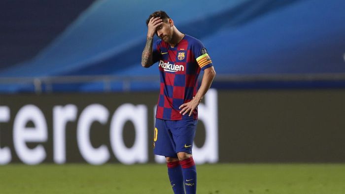 Lionel Messi Barcelona LISBON, PORTUGAL - AUGUST 14: Lionel Messi of FC Barcelona looks dejected during the UEFA Champions League Quarter Final match between Barcelona and Bayern Munich at Estadio do Sport Lisboa e Benfica on August 14, 2020 in Lisbon, Portugal. (Photo by Manu Fernandez/Pool via Getty Images)