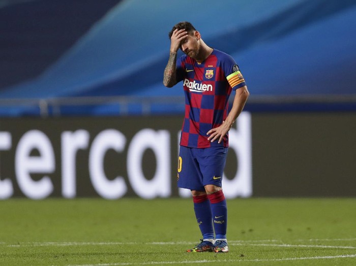 LISBON, PORTUGAL - AUGUST 14: Lionel Messi of FC Barcelona looks dejected during the UEFA Champions League Quarter Final match between Barcelona and Bayern Munich at Estadio do Sport Lisboa e Benfica on August 14, 2020 in Lisbon, Portugal. (Photo by Manu Fernandez/Pool via Getty Images)