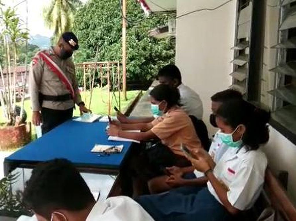 Mako Brimob di Ambon Sediakan Wifi Gratis untuk Pelajar di Tengah Pandemi Mako Brimob di Ambon Sediakan Wifi Gratis untuk Pelajar di Tengah Pandemi