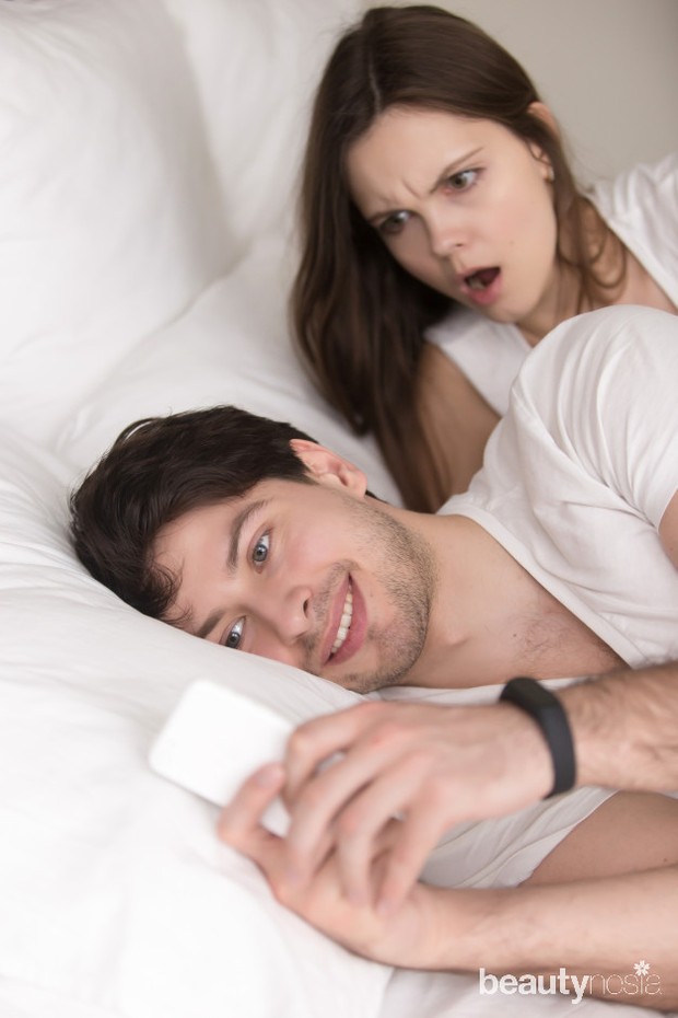 man-cheating-using-mobile-phone-bed-girlfriend-catching-him