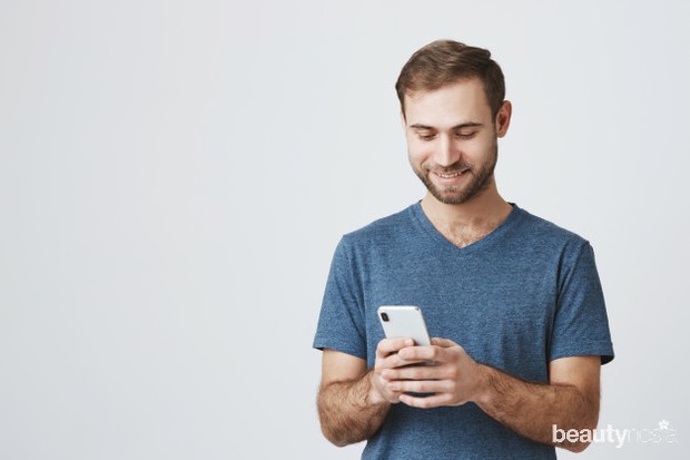 men-texting-using-mobile-phone_