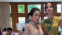 Gaya Nia Ramadhani Pakai Kebaya Belahan Tinggi di Siraman Arya Bakrie