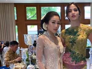 Gaya Nia Ramadhani Pakai Kebaya Belahan Tinggi di Siraman Arya Bakrie Gaya Nia Ramadhani Pakai Kebaya Belahan Tinggi di Siraman Arya Bakrie