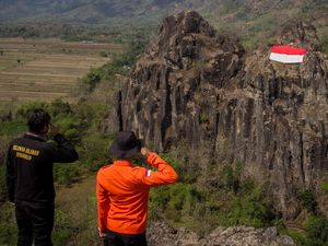 Bendera Merah Putih Dikibarkan di Puncak Bukit Sepikul Sukoharjo