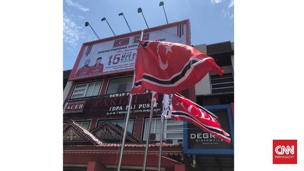Peringatan 15 tahun Perdamaian Aceh yang digelar di Meuligoe Wali Nanggroe Aceh sempat diwarnai kericuhan antara petugas TNI-Polri dengan massa yang hadir, pada Sabtu (15/08). Sebab, massa dilarang untuk mengibarkan bendera bulan bintang.