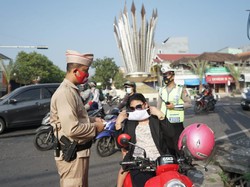 Kenakan Baju Pejuang, Polisi Bagikan Masker ke Warga Gresik