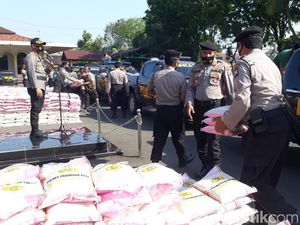 10 Ton Beras Kapolri Dibagikan ke Warga Terdampak COVID-19 di Pasuruan