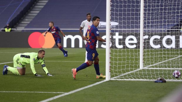 Bayern's goalkeeper Manuel Neuer, left, after failing to make a save during the Champions League quarterfinal match between FC Barcelona and Bayern Munich at the Luz stadium in Lisbon, Portugal, Friday, Aug. 14, 2020. (AP Photo/Manu Fernandez/Pool)