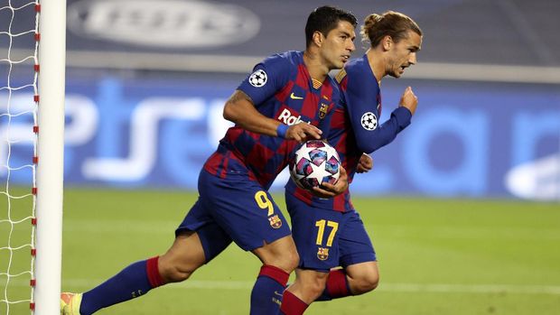 Barcelona's Luis Suarez, left, celebrates with Barcelona's Antoine Griezmann after scoring a goal during the Champions League quarterfinal soccer match between Barcelona and Bayern Munich in Lisbon, Portugal, Friday, Aug. 14, 2020. (Rafael Marchante/Pool via AP)