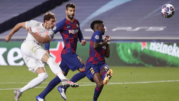 Barcelona's Nelson Semedo, right, and Barcelona's Gerard Pique, center, try to block a shot by Bayern's Leon Goretzka, left, during the Champions League quarterfinal match between FC Barcelona and Bayern Munich at the Luz stadium in Lisbon, Portugal, Friday, Aug. 14, 2020. (AP Photo/Manu Fernandez/Pool)