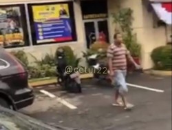 Detik-detik Pria Bawa Parang Masuk ke Polres Jember