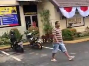 Pria Acungkan Parang di Polres Jember Diduga Alami Gangguan Kejiwaan