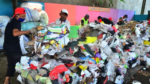 Memilah Sampah Menjadi Emas