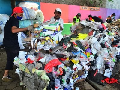 Memilah Sampah Menjadi Emas