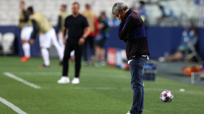 LISBON, PORTUGAL - AUGUST 14: Quique Setien, Head Coach of FC Barcelona looks dejected during the UEFA Champions League Quarter Final match between Barcelona and Bayern Munich at Estadio do Sport Lisboa e Benfica on August 14, 2020 in Lisbon, Portugal. (Photo by Rafael Marchante/Pool via Getty Images)