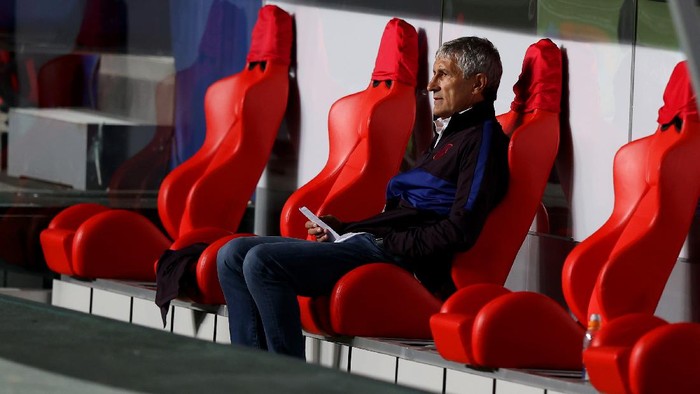 LISBON, PORTUGAL - AUGUST 14: Quique Setien, Head Coach of FC Barcelona looks on during the UEFA Champions League Quarter Final match between Barcelona and Bayern Munich at Estadio do Sport Lisboa e Benfica on August 14, 2020 in Lisbon, Portugal. (Photo by Rafael Marchante/Pool via Getty Images)