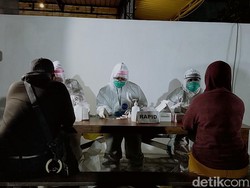 Risma Razia Protokol Kesehatan, Puluhan Pengunjung Kedai Kopi Di-rapid Test