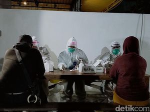 Risma Perintahkan Rapid Test 65 Pengunjung Kedai Kopi, 3 Reaktif Risma Perintahkan Rapid Test 65 Pengunjung Kedai Kopi, 3 Reaktif