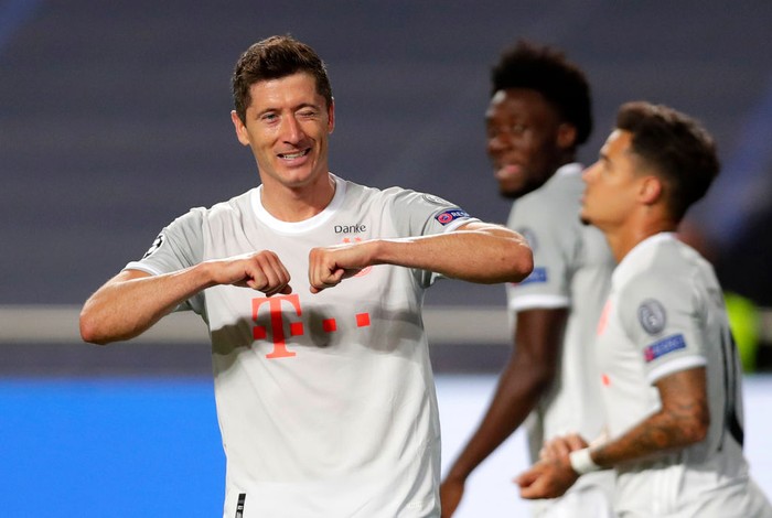 LISBON, PORTUGAL - AUGUST 14: Robert Lewandowski of FC Bayern Munich celebrates after scoring his teams sixth goal during the UEFA Champions League Quarter Final match between Barcelona and Bayern Munich at Estadio do Sport Lisboa e Benfica on August 14, 2020 in Lisbon, Portugal. (Photo by Manu Fernandez/Pool via Getty Images)