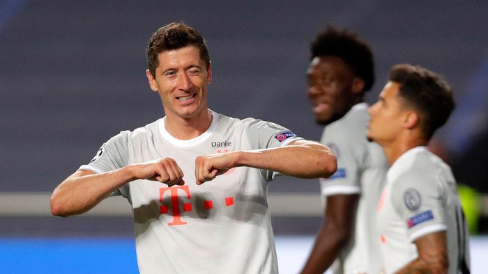 LISBON, PORTUGAL - AUGUST 14: Robert Lewandowski of FC Bayern Munich celebrates after scoring his teams sixth goal during the UEFA Champions League Quarter Final match between Barcelona and Bayern Munich at Estadio do Sport Lisboa e Benfica on August 14, 2020 in Lisbon, Portugal. (Photo by Manu Fernandez/Pool via Getty Images)