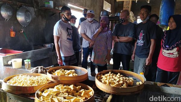 Momen Sandiaga Uno Kunjungi Pabrik Tahu di Magelang