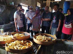 Momen Sandiaga Uno Kunjungi Pabrik Tahu di Magelang Momen Sandiaga Uno Kunjungi Pabrik Tahu di Magelang