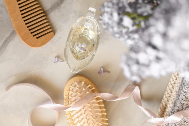 Sisirlah rambut keriting dengan sisir atau hair brush bergigi jarang dan besar.