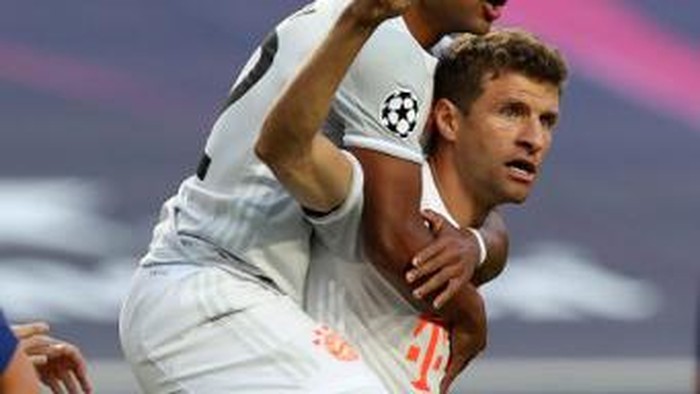 Bayern Munichs German forward Thomas Mueller (R) celebrates with Bayern Munichs German midfielder Serge Gnabry after scoring a goal during the UEFA Champions League quarter-final football match between Barcelona and Bayern Munich at the Luz stadium in Lisbon on August 14, 2020. (Photo by Rafael Marchante / POOL / AFP)