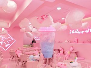 Gemas! Di Kafe Ini Bisa Nongkrong Sambil Berenang di Kolam Unicorn Gemas! Di Kafe Ini Bisa Nongkrong Sambil Berenang di Kolam Unicorn