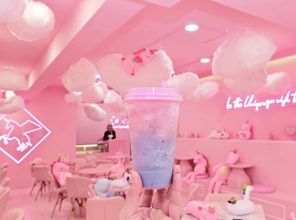 Gemas! Di Kafe Ini Bisa Nongkrong Sambil Berenang di Kolam Unicorn
