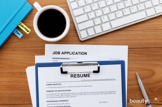 Selalu update resume atau CV dan portofoliomu agar kesempatan dilirik saat mencari pekerjaan semakin besar.