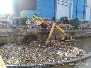 121 Ton Sampah Diangkut dari Kali BKB Season City, Ada Sofa-Bambu