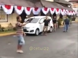 Video Pria Tenteng Senjata Tajam Gegerkan Mapolres Jember