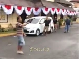 Video Pria Tenteng Senjata Tajam Gegerkan Mapolres Jember Video Pria Tenteng Senjata Tajam Gegerkan Mapolres Jember