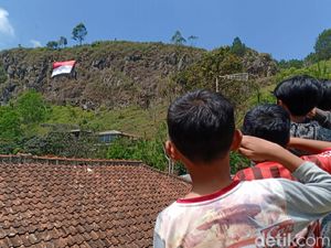 Jelang HUT RI, Bendera Raksasa Hiasi Tebing Gunung Batu Lembang