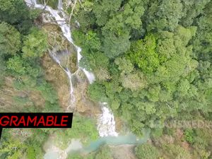 Celebrity on Vacation: Foto dan Main di Air Terjun Lapopu