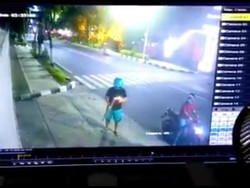 Detik-detik Pelaku Lempar Petasan ke Rumah Bupati Kediri