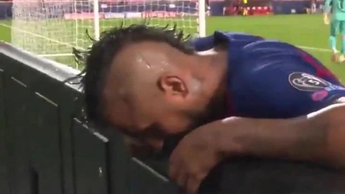Arturo Vidal mau muntah? (Foto: dok. ESPORTE Interativo via The Sun)