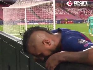 Arturo Vidal Lakukan Ini Saat Bayern Lumat Barca, Mau Muntah?