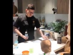 Bartender Gabut, Bergaya Bikin Koktail Pakai Susu Bayi