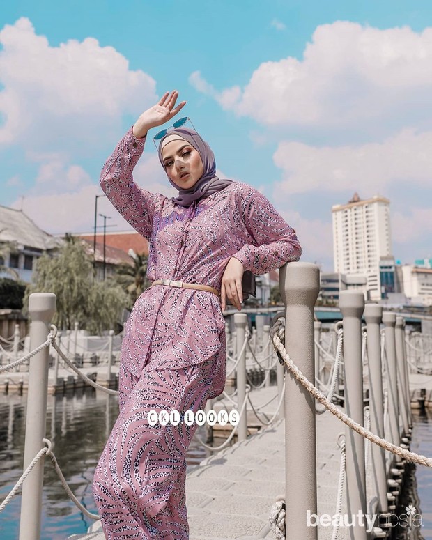 Memakai belt pada setelan piyama